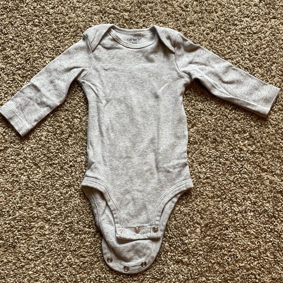 4 piece Baby Carter’s onesie set size 6 month. - Picture 4 of 9